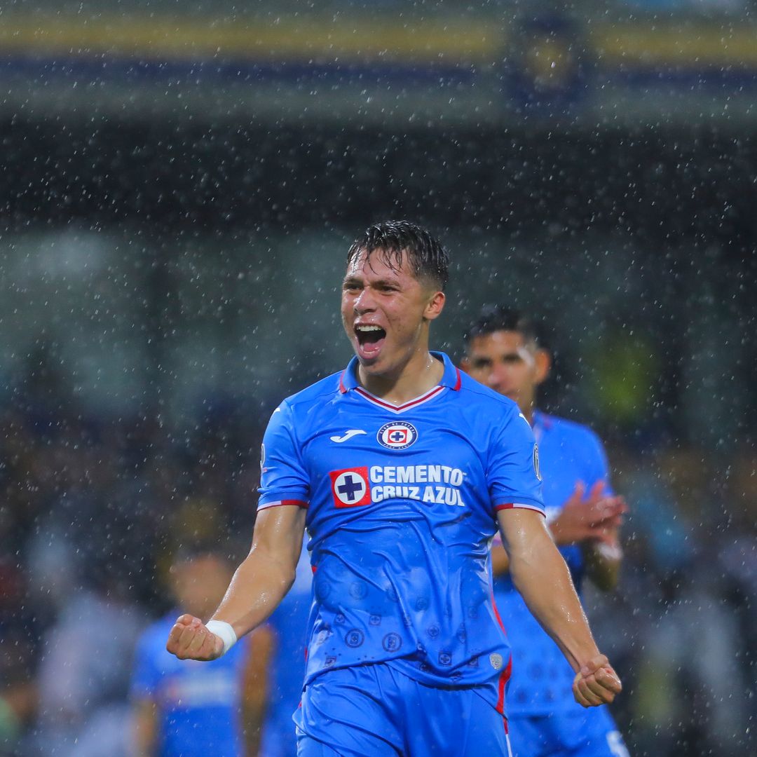 Rodrigo Huescas con el uniforme de Cruz Azul